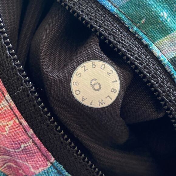 LULULEMON 2018 Tracker Shorts in Seawheeze Electric Beach Special Edition,Size 6 - Picture 3 of 8